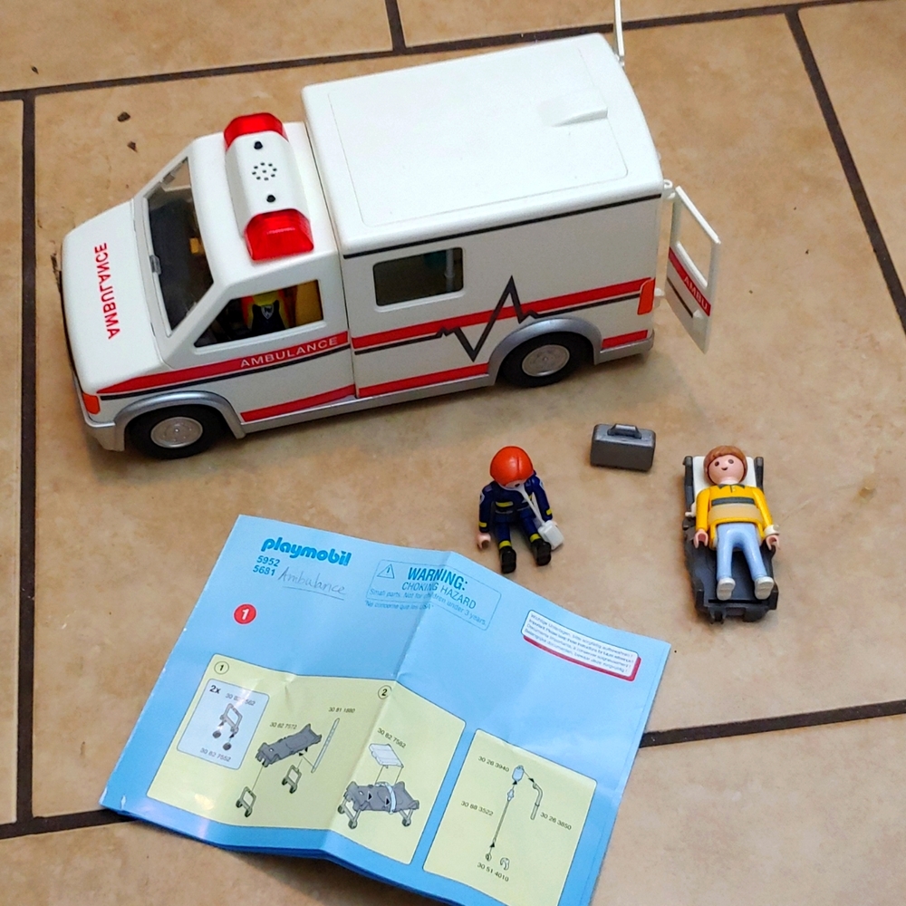 PLAYMOBIL * RESCUE AMBULANCE * NEARLY COMPLETE * SIRENS * LIGHTS ๐ - Picture 4 of 14